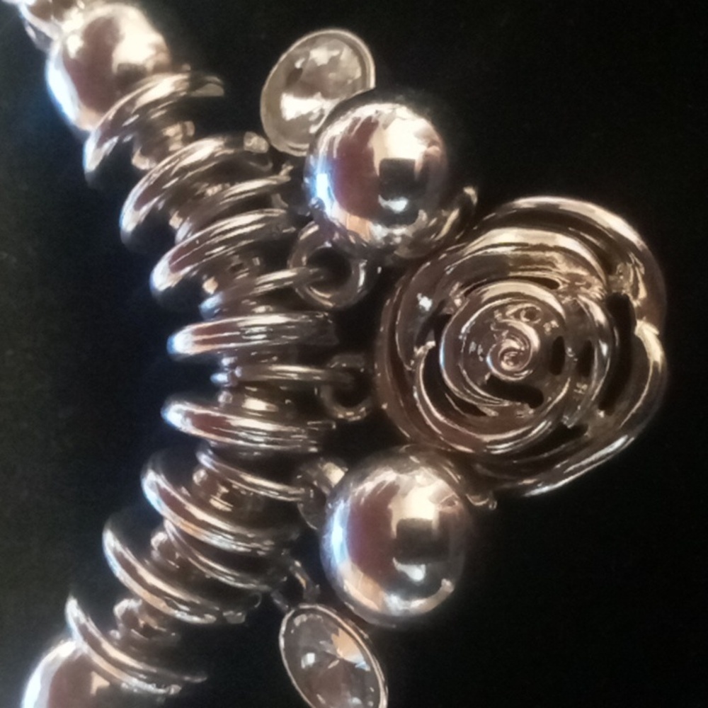 Rose beaded & crystal charms mesh bracelet. - Picture 6 of 6